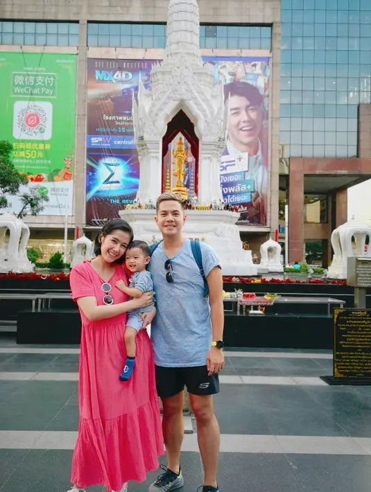 Keduanya kerap melakukan liburan bersama ke luar negeri. Terbaru keduanya habis saja meliburkan ke Thailand.Ardina Rasti dan suami mengajak anaknya dijajan pasar terkenal di Thailand. Pasangan ini sangat senang bisa berkunjung ke Thailand bersama keluarga kecilnya itu.(Liputan6.com/IG/ ardinarasti6)