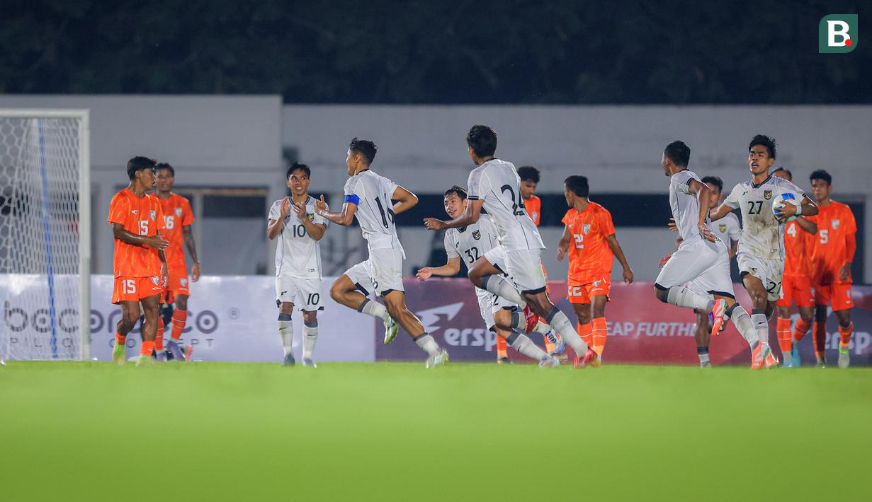 Pemain Timnas Indonesia U-22, Dony Tri Pamungkas melakukan selebrasi setelah mencetak gol penyeimbang 1-1 ke gawang India dalam laga uji coba di Stadion Madya, Senayan, Jakarta, Minggu (13/10/2025). (Bola.com/Bagaskara Lazuardi)