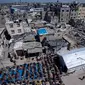 Warga Palestina melaksanakan salat Jumat pertama di bulan suci Ramadan di dekat reruntuhan masjid yang hancur akibat serangan udara Israel di Rafah, Jalur Gaza, Jumat, 15 Maret 2024. (AP Photo/Fatima Shbair)