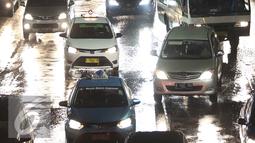 Sejumlah kendaraan terjebak kemacetan di kawasan Thamrin, Jakarta, Senin (18/4/2016). Akibat hujan mengguyur Jakarta hampir 2 jam, Lalu lintas Jalan Thamrin mengarah Sudirman macet mengular.(Liputan6.com/Faizal Fanani)