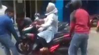 Ibu-ibu ini diangkut bersama motornya oleh 3 orang debt collector. (Sumber: Instagram/@cetul.22)