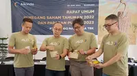 (Ki-Ka) Direktur PT Alkindo Naratama Tbk Willy Soesanto, Direktur Utama Herwanto Sutanto, Komisaris Independen Meigi Sonnata Widjaja dan Direktur Kuswara berbincang di sela paparan publik pada kuartal pertama 2023 di Bandung, Jawa Barat (21/06/2023). PT Alkindo Naratama Tbk menargetkan pertumbuhan melalui penambahan Paper Machine 2 untuk memproduksi brown paper dengan kapasitas mencapai 220.000 ton di tahun 2023 ini. (Liputan6.com/HO)