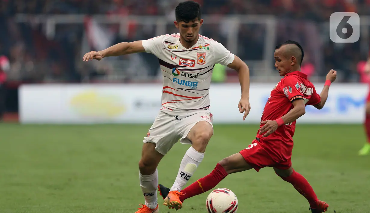 Gelandang Persija, Riko Simanjuntak (kanan) mencoba menahan pergerakan pemain belakang Borneo FC, Kevin Gomes De Oliveira pada laga pekan pertama Shopee Liga 1 Indonesia 2020 di Stadion Gelora Bung Karno, Jakarta, Minggu (1/3/2020). Persija unggul 3-2. (Liputan6.com/Helmi Fithriansyah)