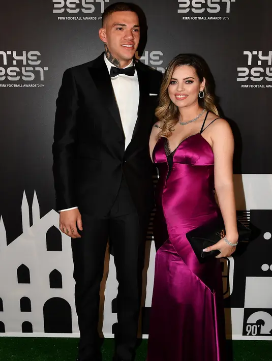 Kiper Manchester City asal Brasil, Ederson bersama istrinya Lais Moraes tiba menghadiri penghargaan sepak bola FIFA Terbaik, di teater La Scala Milan, Italia utara (23/9/2019). (AFP Photo/Tiziana Fabi)