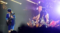 Angus Young AC/DC dan Guns N' Roses ketika manggung di Coachella 2016. (AFP/Bintang.com)