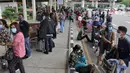 Suasana saat calon penumpang mengntre untuk rapid test antigen di Terminal 2 Bandara Soekarno-Hatta, Tangerang, Banten, Selasa (22/12/2020). Layanan rapid test antigen dibanderol dengan harga Rp 200 ribu. (merdeka.com/Arie Basuki)