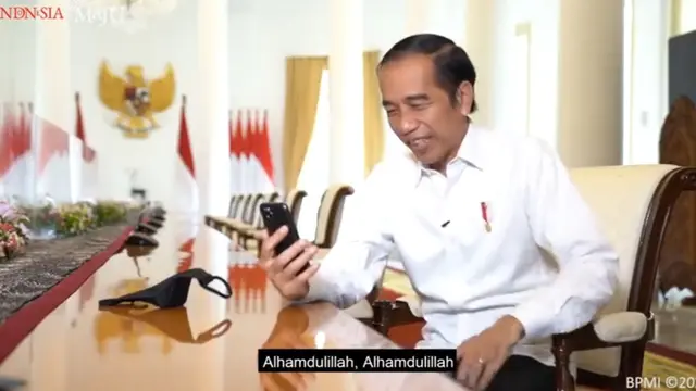 Presiden Joko Widodo melakukan panggilan video dengan guru SMPN 7 Padang. (Tangkapan layar Youtube Sekretariat Presiden)