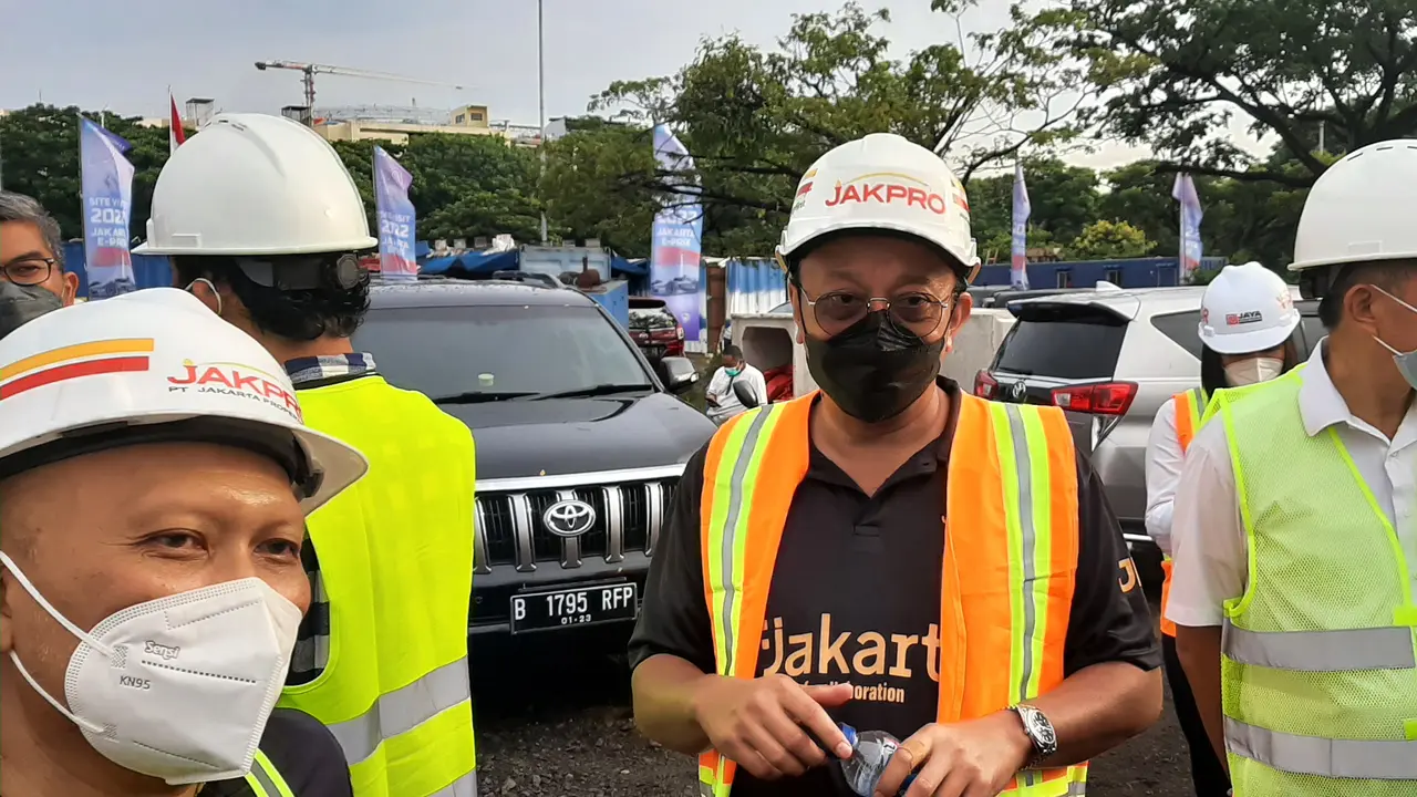 Direktur Utama PT Jakarta Propertindo (Perseroda) atau Jakpro, Widi Amanasto (tengah)