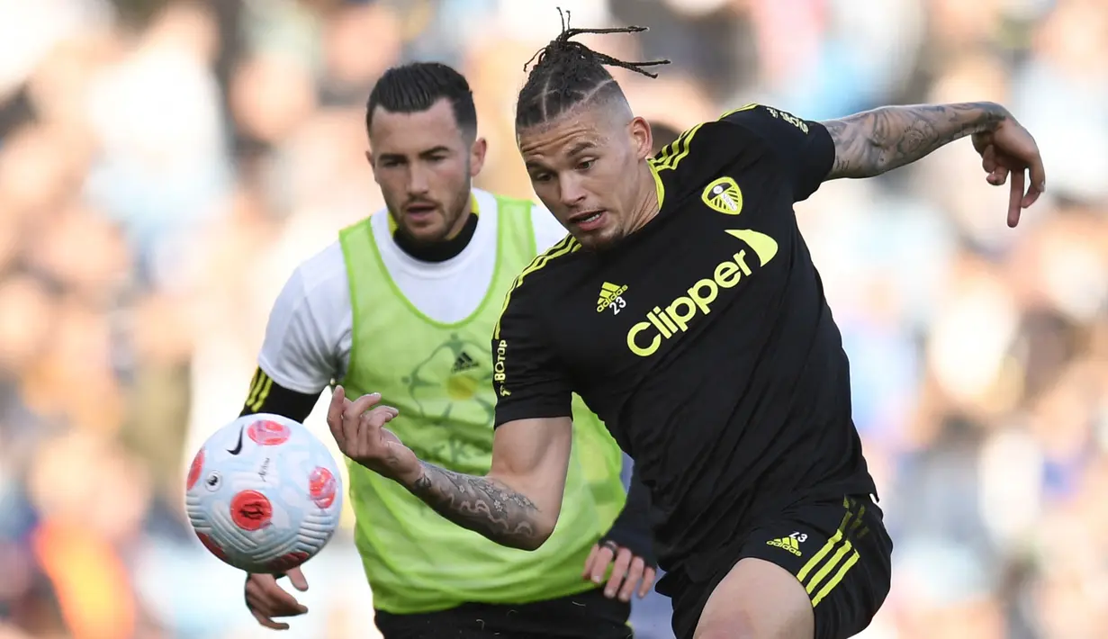 Manchester City telah menyepakati transfer dari bintang Leeds United, Kalvin Phillips. The Cityzens dikabarkan akan merogoh kocek sekitar 49 juta Euro untuk mendatangkan pemain berkebangsaan Inggris tersebut menurut beberapa laporan media Inggris seperti Sky Sports dan The Athletic. Transfer Phillips diperkirakan akan tuntas dalam waktu dekat karena sebelumnya telah menjalin kesepakatan personal dari kedua pihak. (AFP/Oli Scarff)