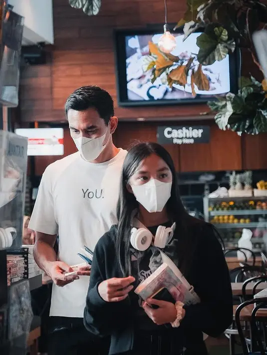 [Instagram/darius_sinathrya]