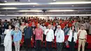 Melalui acara ini, Pertamina Hulu Energi tidak hanya memperkenalkan dinamika industri hulu minyak dan gas, tetapi juga mengajak generasi muda untuk berpikir kreatif, adaptif, dan kolaboratif dalam menghadapi transisi energi global. Tampak dalam foto, Pjs Corporate Secretary PT Pertamina Hulu Energi, Fitri Erika (keenam kiri depan) bersama Rektor Universitas Pertamina, Prof. Dr. Ir. Wawan Gunawan A. Kadir, M.S., IPU (kelima kiri depan) berfoto bersama peserta dan pembicara ajang “Upstream Force: We Are The Energy” di Auditorium Gedung Griya Legita, Lantai 3 Universitas Pertamina, Jakarta, Kamis (6/11/2025). (Fimela.com/Adrian Utama Putra)