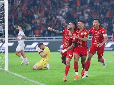 Pemain Persija Jakarta merayakan gol yang dicetak oleh Maxwell Souza ke gawang Madura United pada laga pekan ke-18 BRI Super League 2025/2026, Jumat (23/01/2026). (Bola.com/M Iqbal Ichsan)