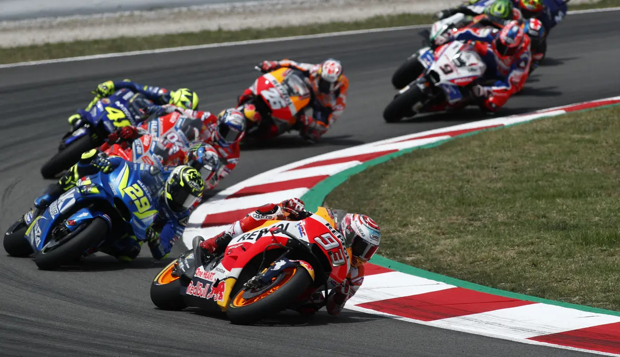 Pebalap Honda, Marc Marquez, diposisi terdepan saat balapan MotoGP 2018 di Sirkuit Catalunya, Spanyol, Minggu (17/6/2018). Lorenzo menjadi yang tercepat dengan catatan waktu 40 menit 13,566 detik. (AP/Eric Alonso)