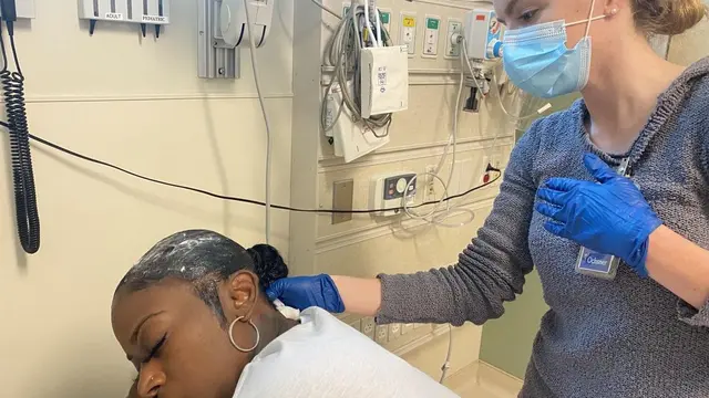 Viral Gunakan Lem Kayu Untuk Menata Rambut, Wanita Ini Dilarikan ke IGD. (Sumber: Instagram/im_d_ollady)