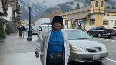 Suty Karno sejak dulu dikenal sebagai sosok publik figur yang punya penampilan sederhana. Adik Rano Karno ini lebih sering tampil casual dengan kaus. Bahkan saat sedang berada di luar negeri. Gayanya santai hanya dengan kaus biru dan jekt putih tebal. (Liputan6.com/IG/@sutykarno)
