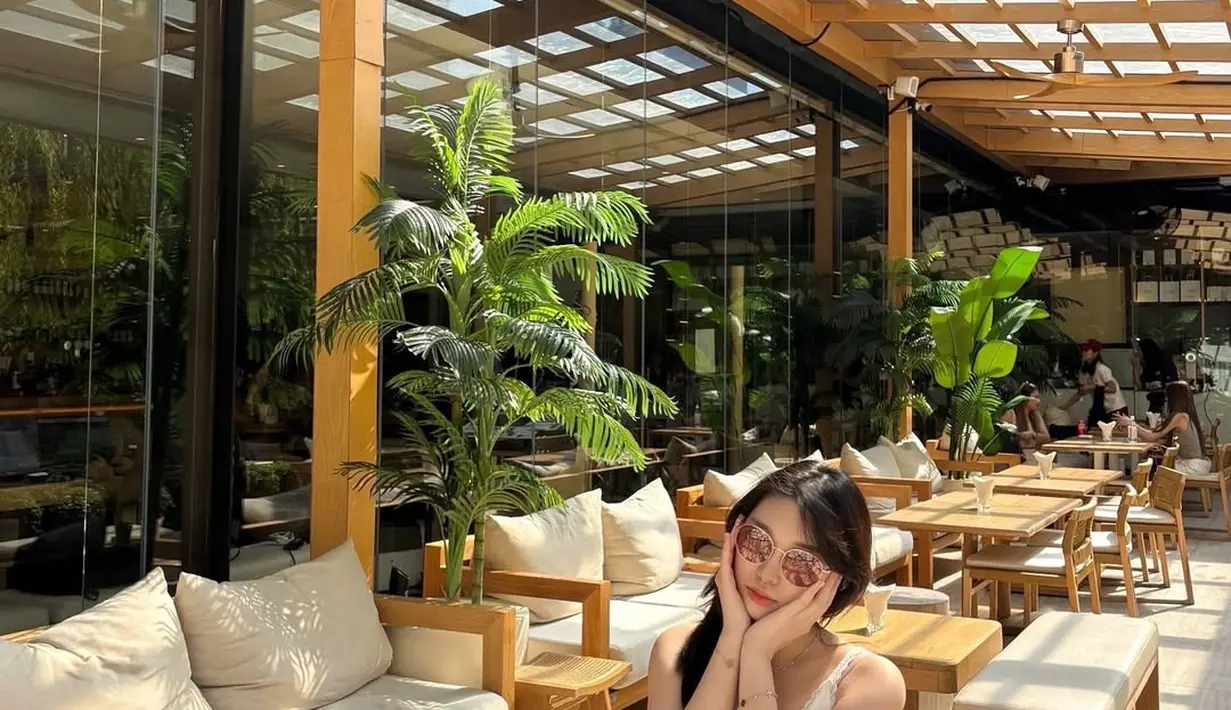 Berbeda lagi saat berada di Thailand, Livy tampil dengan outfit santai yang sesuai cuaca panas. Ia mengenakan kaos oblong tanpa lengan dan celana pendek, memberikan vibe liburan tropis yang menyenangkan. Pilihan gaya yang beragam ini membuat Livy terus dipuji karena mampu menyesuaikan busana dengan suasana, bak idol Kpop yang selalu tampil maksimal di setiap kesempatan.  (Liputan6.com/IG/@livyrenata)