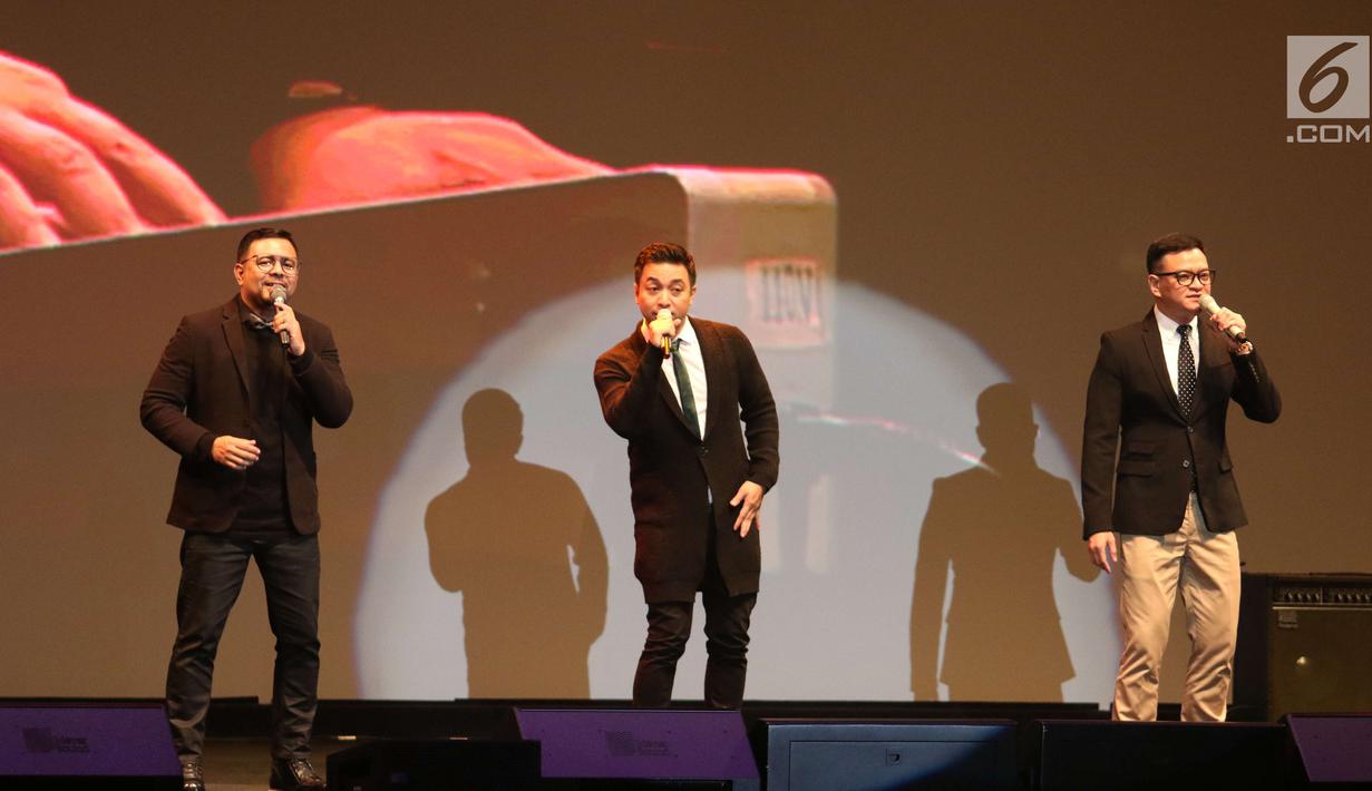 Grup band Kahitna memeriahkan Malam Juara Go-Food 2018 di Jakarta, Jumat (23/2). Malam Juara Go-Food 2018  merupakan bentuk apresiasi Go-Jek terhadap mitra kuliner UMKM yang telah tumbuh bersama. (Liputan6.com/Angga Yuniar)