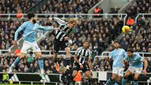 Nick Woltemade melakukan sundulan dalam laga Premier League antara Newcastle United dan Manchester City di St. James' Park, 23 November 2025. (AP Photo/Jon Super)