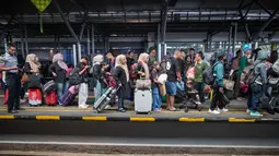 Sebanyak 47.225 penumpang diproyeksikan menggunakan kereta api di wilayah KAI Daop 8 Surabaya pada Selasa (17/3/2026). Tampak dalam foto, para penumpang menunggu untuk naik kereta di stasiun Gubeng, Surabaya, Jawa Timur, Selasa 17 Maret 2026. (JUNI KRISWANTO/AFP)