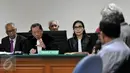 Penasehat hukum OC Kaligis memberikan pertanyaan saat sidang di Pengadilan Tipikor, Jakarta, Kamis (8/10/2015). JPU menghadirkan tiga saksi yaitu Hakim PTUN Medan Tripeni Irinto Putro, Darmawan Ginting dan Amir Fauzi. (Liputan6.com/Andrian M Tunay)