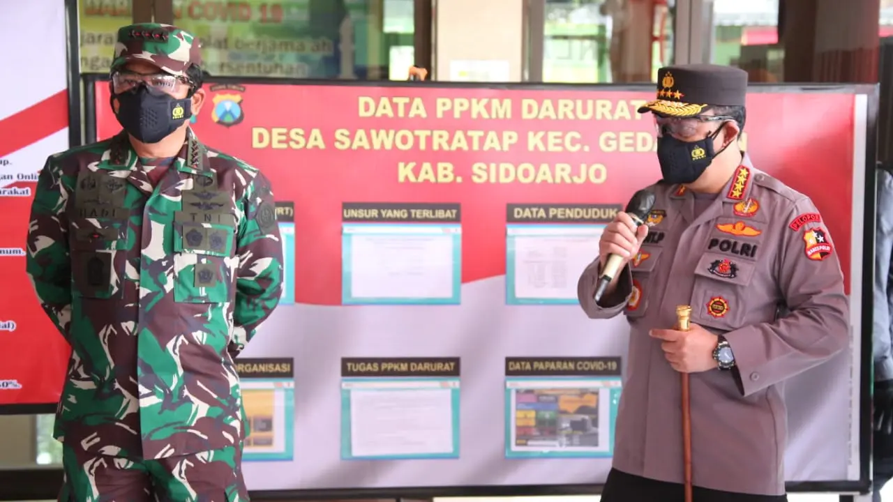 Kapolri Jenderal Listyo Sigit Prabowo (kanan) bersama Panglima TNI di Surabaya. (Dian Kurniawan/Liputan6.com)