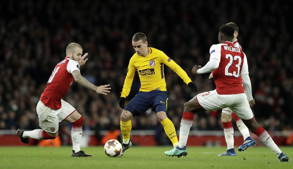 Penyerang Atletico Madrid, Antoine Griezmann, berusaha melewati gelandang Arsenal, Jack Wilshere, pada laga semifinal Liga Europa di Stadion Emirates, Kamis (26/4/2018). Arsenal ditahan 1-1 oleh Atletico Madrid. (AP/Matt Dunham)