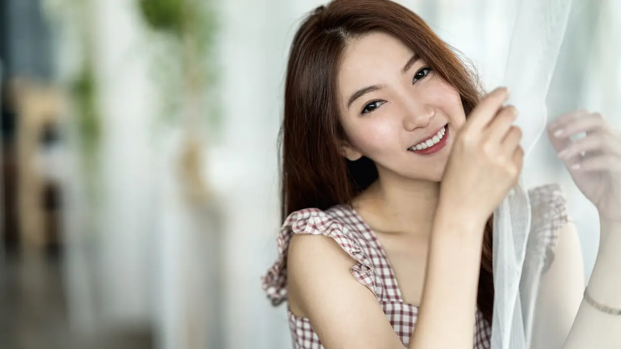 wanita april di samping jendela
