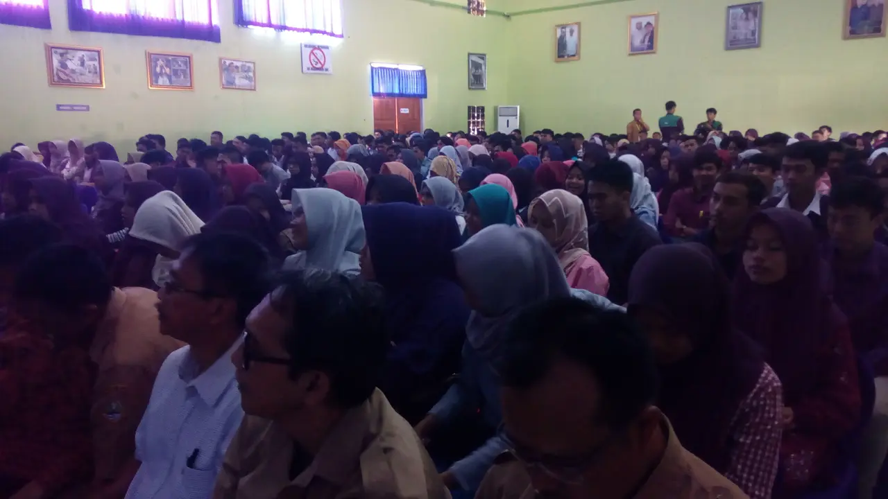 Ratusan peserta pencari kerja di SMKN 1 Garut