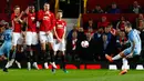 Tendangan bebas pemain City, Aleksandar Kolarov yang dihadang para pemain MU pada pertandingan Piala Liga Inggris di Stadion Old Trafford, Manchester, Inggris (26/10). (Reuters/Jason Cairnduff)