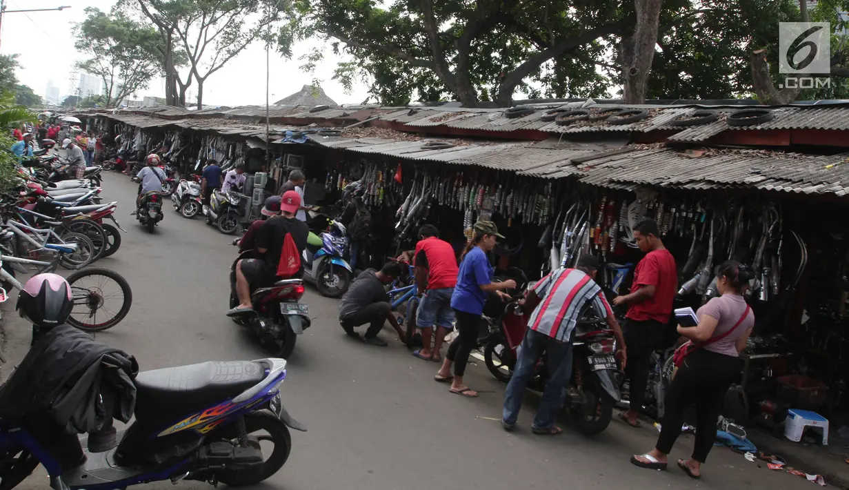 Suasana perdagangan di lokasi sementara (loksem) 37 di Jalan Kalibaru Timur, Senen, Jakarta (8/1). Loksem di kawasan Senen yang dibangun sejak tahun 1980 ini akan direnovasi total. (Liputan6.com/Angga Yuniar)