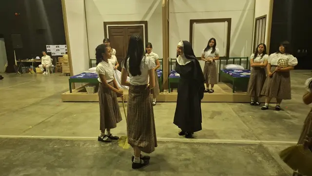 Joane Win di persiapan pementasan teater Njonja Ati Soetji © KapanLagi.com/Mathias Purwanto