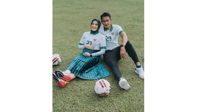 5 Potret Maternity Shoot Hansamu Yama dan Istri, Pakai Baju Timnas
