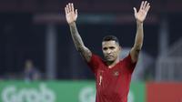 Striker Timnas Indonesia, Beto Goncalves, menyapa suporter usai mengalahkan Timor Leste pada laga Piala AFF 2018 di SUGBK, Jakarta, Selasa (13/11). Indonesia menang 3-1 atas Timor Leste. (Bola.com/Yoppy Renato)