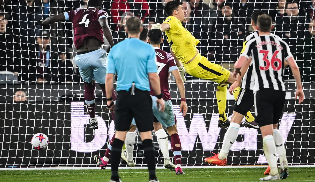 Sedangkan gol satu satunya West Ham United diceploskan Kurt Zouma (40'). (AFP/Justin Tallis)