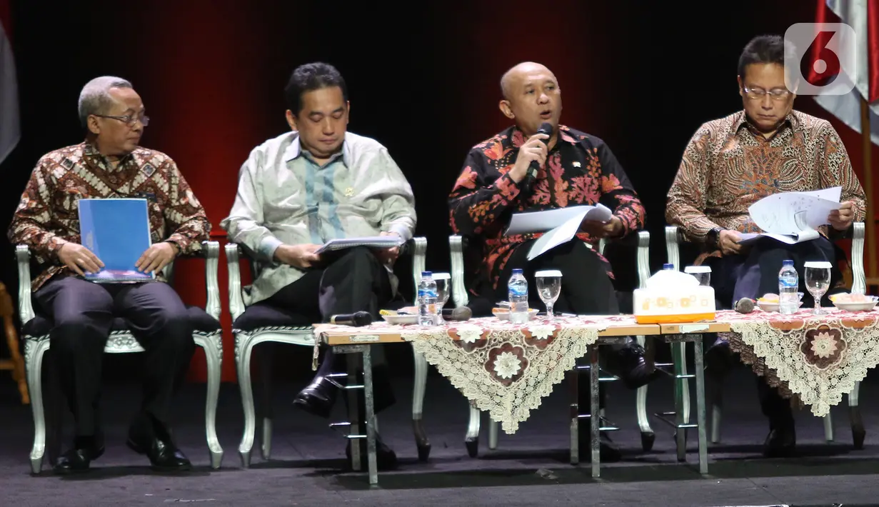 Menkop UKM Teten Masduki (kedua kanan) menyampaikan paparan saat diskusi panel VI Rakornas Indonesia Maju antara Pemerintah Pusat dan Forum Koordinasi Pimpinan Daerah (Forkopimda) di Bogor, Jawa Barat, Rabu (13/11/2019). Panel VI itu membahas transformasi ekonomi I. (Liputan6.com/Herman Zakharia)
