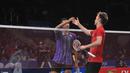 Pebulu Tangkis Indonesia, Tommy Sugiarto bersalaman dengan Marc Zwiebler asal Jerman di putaran kedua BCA Indonesia Open Superseries Premier 2015 di Istora Senayan, Jakarta, Rabu (4/6/2015). Tommy kalah 16-21, 22-20, 21-19. (Liputan6.com/Herman Zakharia)