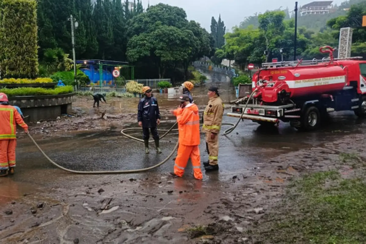 Banjir Lumpur Terjang Area Bundaran Taman Rekreasi Selecta Batu