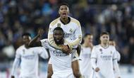 Pemain Real Madrid, Antonio Rudiger dan Jude Bellingham merayakan kemenangan tim mereka saat melawan Deportivo Alaves pada laga La Liga 2023/2024 jornada 18 di Estadio Mendizorroza, Jumat (22/12/2023) dini hari WIB. (AP Photo/Ricardo Larreina)