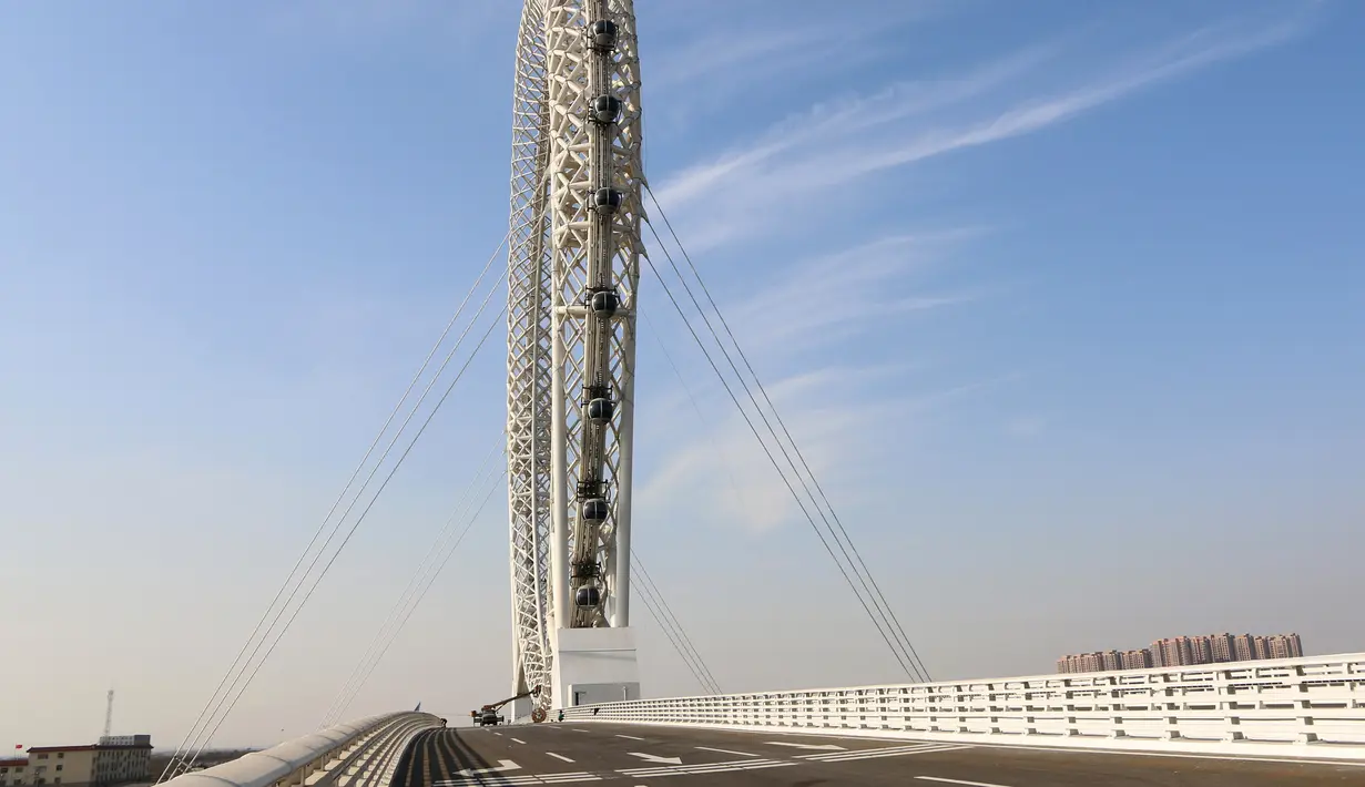 Tampilan roda ferris raksasa sepanjang 145 meter (476 kaki) yang berada di Weifang di provinsi Shandong, China (27/11). Kabin di roda ferris ini dapat diisi dengan 10 penumpang. (AFP Photo/China Out)
