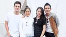 Kalau yang satu ini, Syifa dan Rizky sedang hadir di acara musik pagi Inbox. Keduanya kompak dengan baju putih dan bawahan denimnya. (Instagram/cutsyifaa)