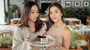 Kejutan manis ulang tahun Winona ini datang dari sang kakak, Nikita Willy. Keduanya tampil kompak dengan mengenakan pakaian berwarna krem. Dalam foto yang diunggahnya, tampak pesinetron tersebut ikut memeriahkan hari spesial adiknya dengan membawa kue ulang tahun lengkap dengan lilinnya. (Liputan6.com/IG/@nonawilly16)