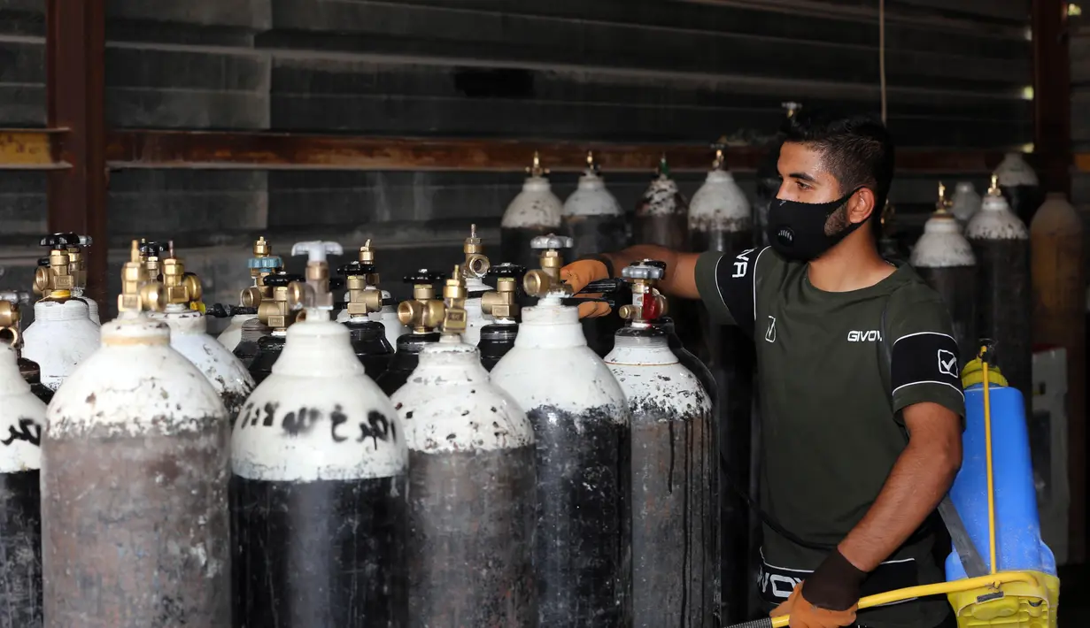 Seorang pria bekerja di tempat pengisian ulang oksigen di Baghdad (7/7/2020). Pelonjakan kembali pandemi COVID-19 terus berlanjut  ketika Kementerian Kesehatan Irak mengonfirmasi 2.426 kasus baru, yang menyebabkan total kasus infeksi coronavirus di negara itu bertambah menjadi 64.701. (Xinhua)