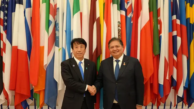 Menteri Koordinator Bidang Perekonomian Airlangga Hartarto bertemu dengan Menteri Ekonomi, Perdagangan, dan Industri (METI) Jepang Ken Saito di sela-Pertemuan OECD di Paris, (2/5/2024). (Dok Kemenko Perekonomian)
