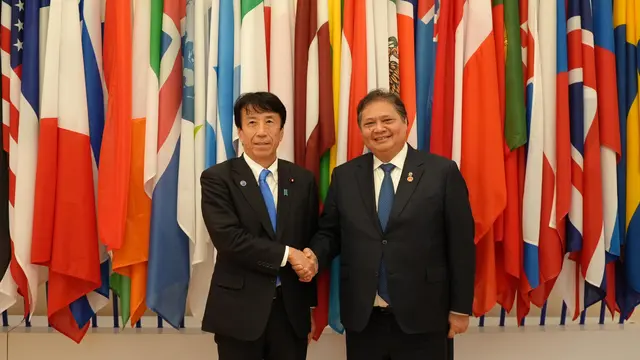 Menteri Koordinator Bidang Perekonomian Airlangga Hartarto bertemu dengan Menteri Ekonomi, Perdagangan, dan Industri (METI) Jepang Ken Saito di sela-Pertemuan OECD di Paris, (2/5/2024). (Dok Kemenko Perekonomian)