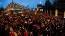 Ribuan orang turun ke jalan Alcala untuk memperingati Hari Perempuan Internasional di Madrid (8/3). Mereka juga menyoroti meningkatnya jumlah yang terbunuhnya lebih dari 1.000 wanita dalam 14 tahun terakhir. (AFP/Oscar Del Pozo)