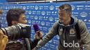 Pertemuan hangat dengan pemain RC Deportivo La Coruna, José Luis Mato Sanmartín (Joselu) usai melawan Barcelona di Stadion Riazor. (Bola.com/Okky Herman Dilaga)