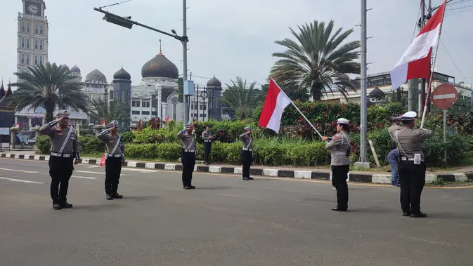 Sejumlah polisi lalu lintas (Polantas) menggelar upacara peringatan HUT ke-79 Kemerdekaan RI di Simpang Gadong, Bogor, Jawa Barat, Sabtu (17/8/2024). Jalur Puncak, Bogor sempat ditutup selama upacara detik-detik proklamasi berlangsung. (Liputan6.com/Achmad Sudarno)