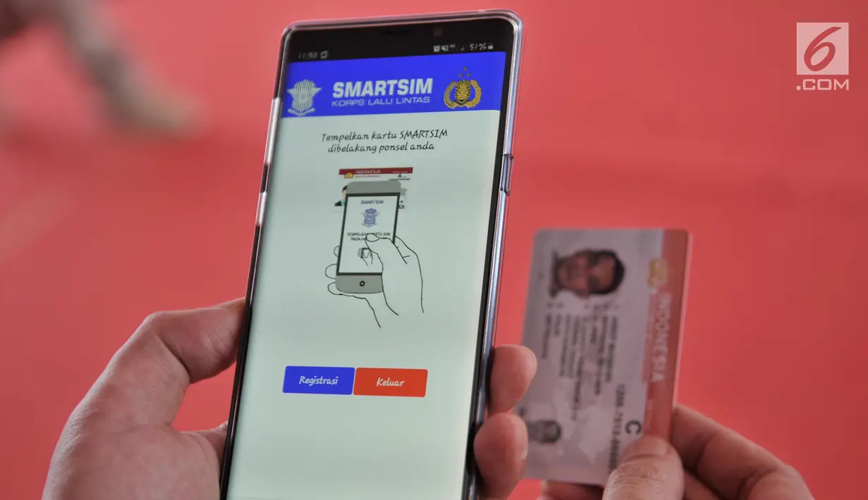 Petugas kepolisian saat memindai Smart SIM dengan aplikasi Smart SIM di Jakarta, Minggu (22/9/2019). Smart SIM mempunyai tiga fungsi yaitu, menyimpan data diri pemilik SIM, mencatat data historikal pelanggaran lalu lintas, dan sebagai uang elektronik. (merdeka.com/Iqbal S Nugroho)