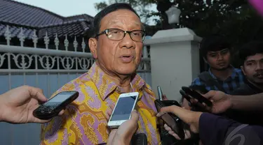 Ketua Dewan Pertimbangan Partai Golkar Akbar Tandjung mengunjungi kediaman BJ Habibie, Senin (15/12/2014). (Liputan6.com/Herman Zakharia)