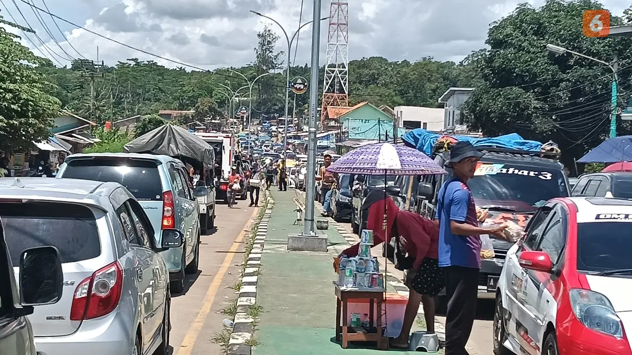 Kepadatan Kendaraan Wisatawan di Simpang Cinangka, Kabupaten Serang, Banten. (Sabtu, 05/04/2025). (Yandhi Deslatama/Liputan6.com).
